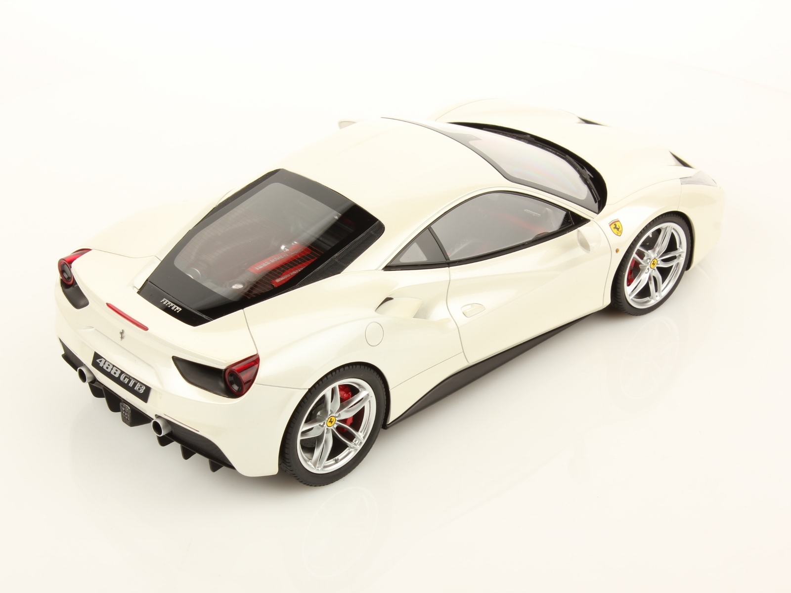 Ferrari 488 GTB Geneva Motorshow 2015 1:18 | MR Collection Models