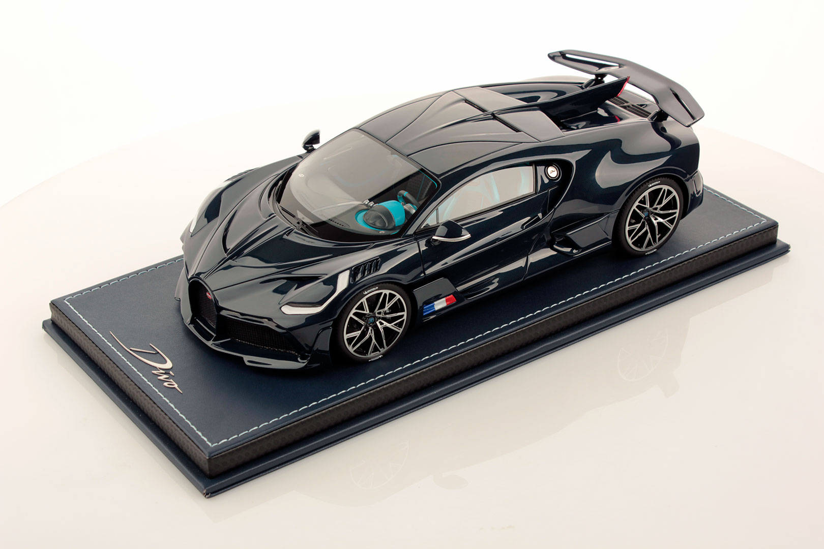 Bugatti Divo 1:18 | MR Collection Models