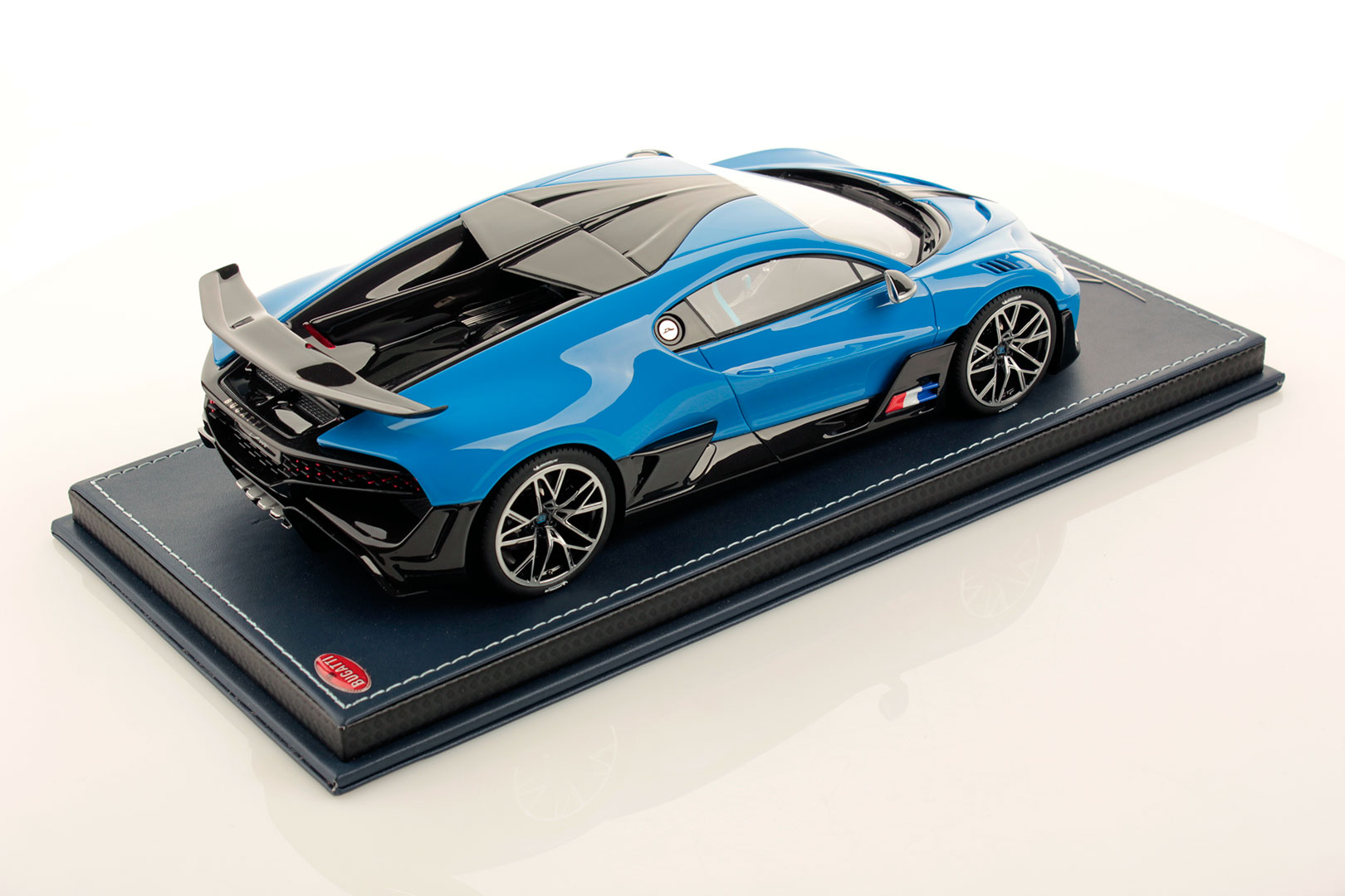 Bugatti Divo 1:18 | MR Collection Models